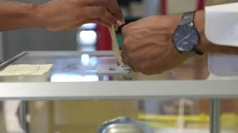 Primera vuelta de las municipales en Francia: avance de la ultraderecha y extrema izquierda