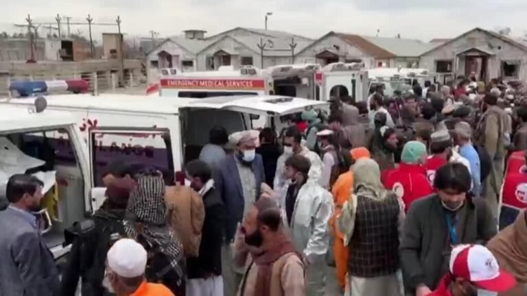 Afganistán advierte represalias tras ataque pakistaní a hospital que dejó 400 muertos
