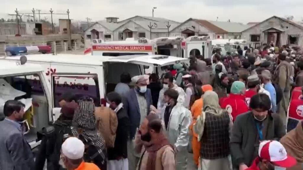 Afganistán advierte represalias tras ataque pakistaní a hospital que dejó 400 muertos