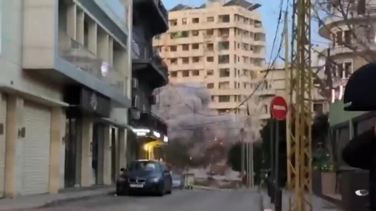 Israel ataca edificios residenciales en Beirut y aumenta el desplazamiento masivo