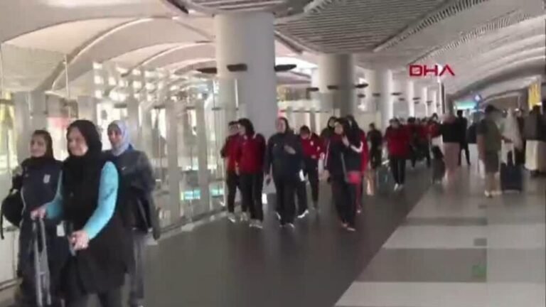 Jugadoras de selección iraní de fútbol regresan a Teherán tras polémica por no cantar himno nacional