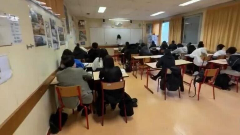 Polonia impulsa la prohibición de celulares en las aulas de clase