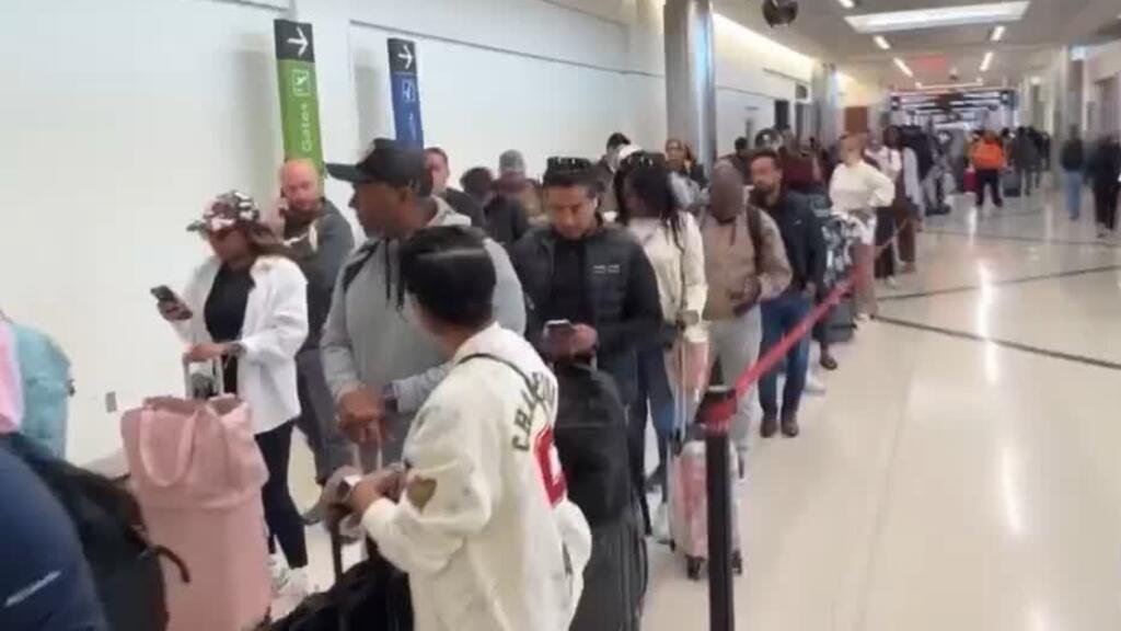 Trump amenaza con enviar a ICE a los aeropuertos para "aliviar" labores de seguridad