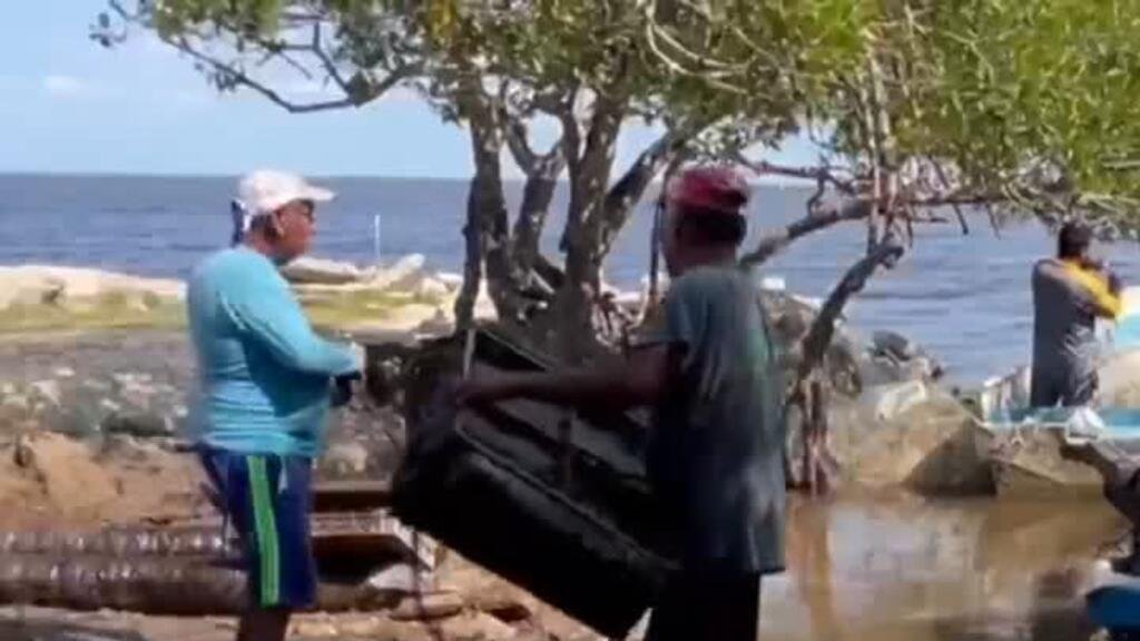 Pescadores en México temen contaminación tras incendio en la refinería Olmeca