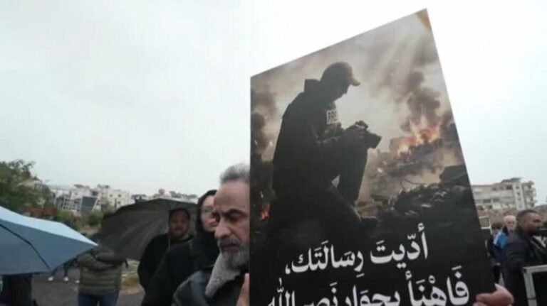 Funeral masivo en Beirut por asesinato de tres periodistas en ataque israelí