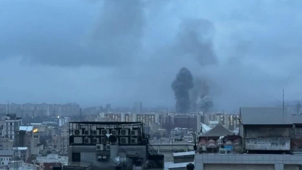 Bombardeo en central energética iraní afecta electricidad mientras rechaza acuerdo estadounidense