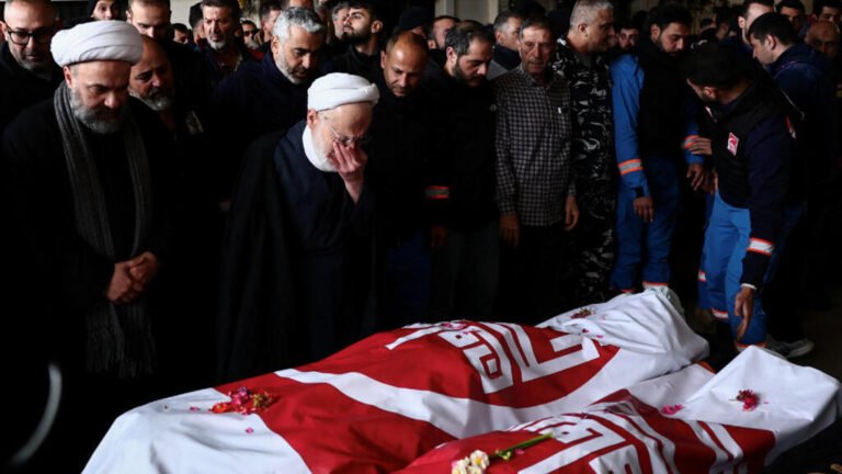 Líbano reporta más de mil muertos por los ataques de Israel, mientras Hezbolá promete combatir "sin límites"