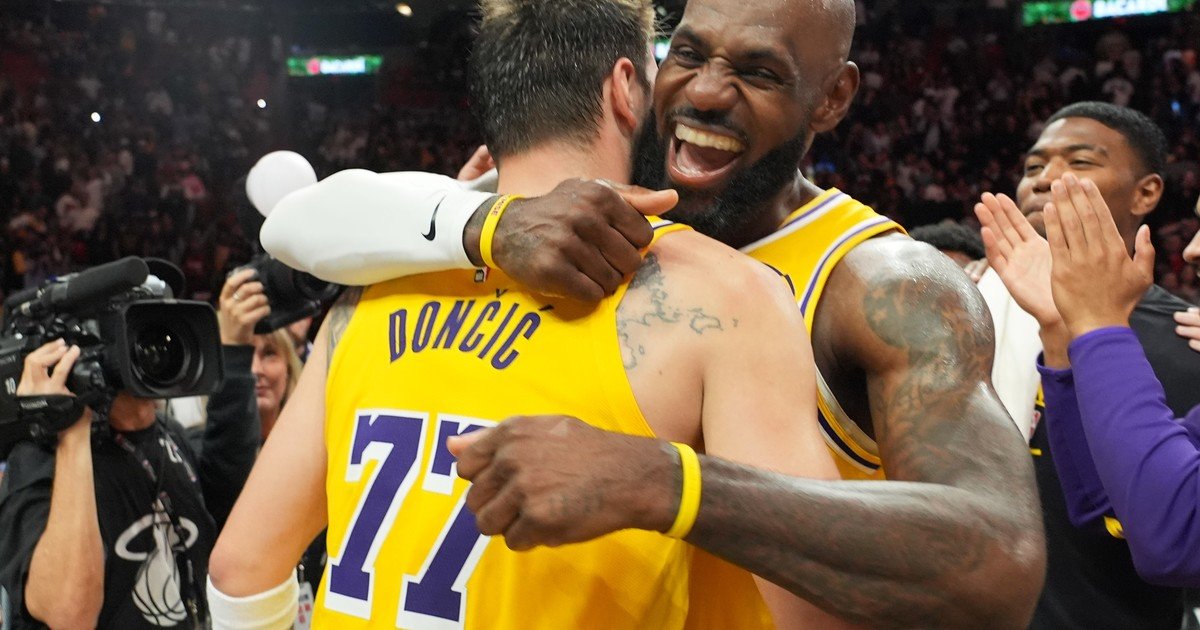 LeBron James ya es el jugador con más partidos en la NBA: lo festejó con un triple doble y Doncic le regaló 60 puntos en otra noche histórica de los Lakers