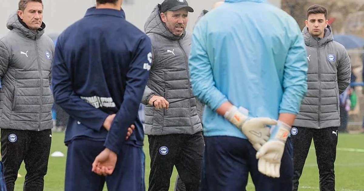 Coudet dirigió el entrenamiento de Alavés mientras negocia su salida rumbo a River y la prensa española no perdona: "No es lo ideal"