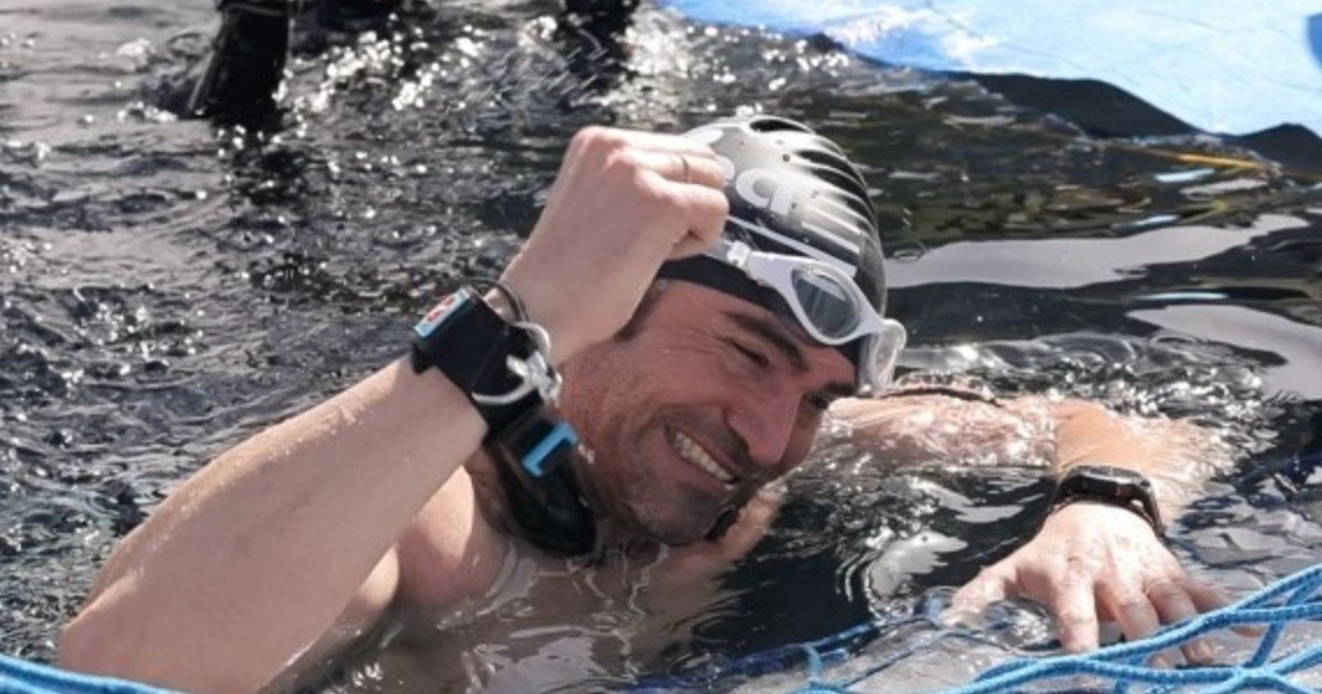 Un italiano nadó más de 100 metros bajo hielo, sin traje y sin respirar: marcó dos nuevos récords mundiales