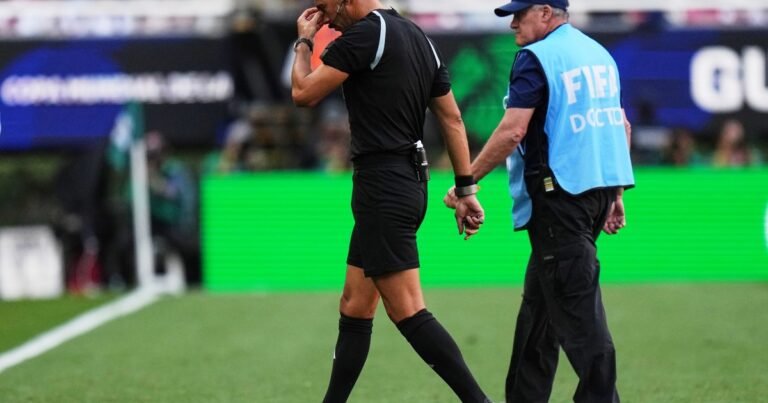 El árbitro argentino Facundo Tello se lesionó y fue reemplazado entre lágrimas en el repechaje entre Congo y Jamaica para el Mundial 2026
