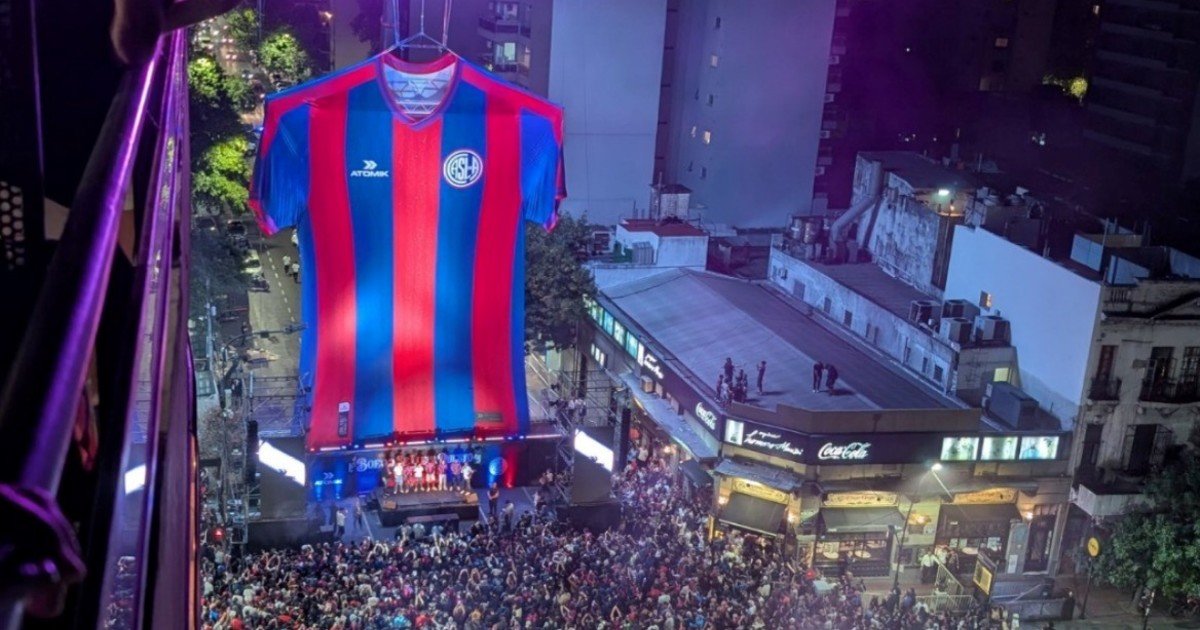 San Lorenzo presentó sus nuevas camisetas a lo grande: desplegó una versión gigante del flamante diseño en pleno San Juan y Boedo