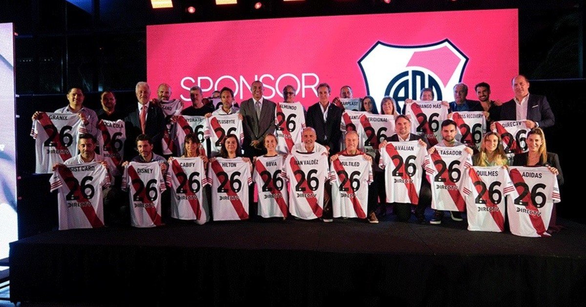 David Trezeguet ya asume su nuevo rol en River: viajó a Paraguay por el sorteo de la Copa Sudamericana