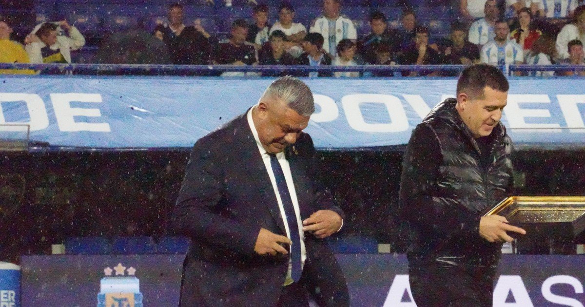 Lluvia de silbidos e insultos a Chiqui Tapia en La Bombonera en la previa del amistoso de la Selección Argentina y Mauritania rumbo al Mundial 2026