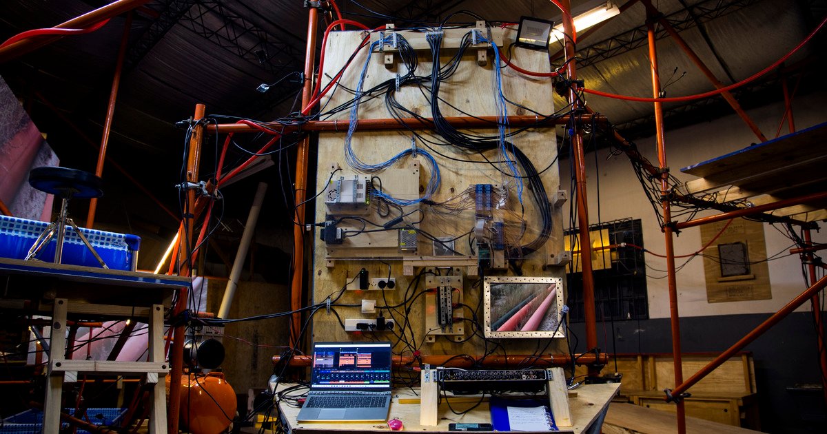 Geonnitus, una obra para alertar sobre los ruidos y los temblores que se producen cuando perforan y explotan la Tierra