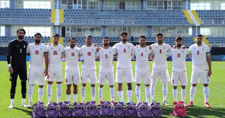 El impactante homenaje de la selección de Irán en medio de la guerra: posaron con mochilas por las víctimas del bombardeo a una escuela