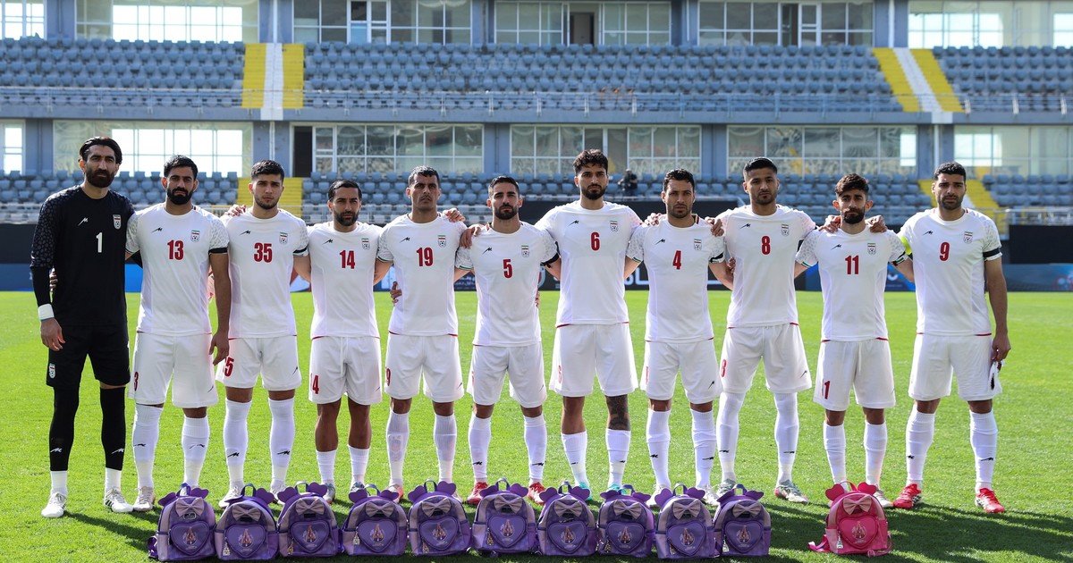 El impactante homenaje de la selección de Irán en medio de la guerra: posaron con mochilas por las víctimas del bombardeo a una escuela