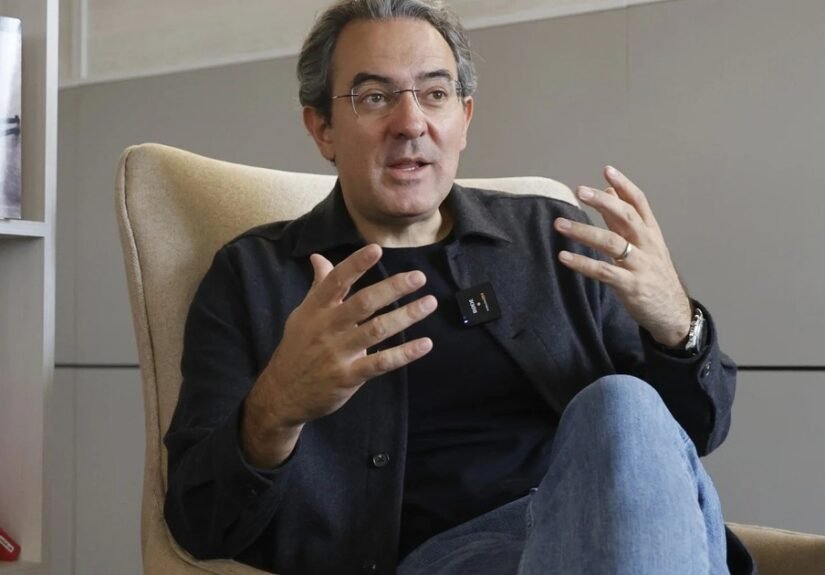 Juan Gabriel Vásquez denuncia el “envenenamiento del clima social”