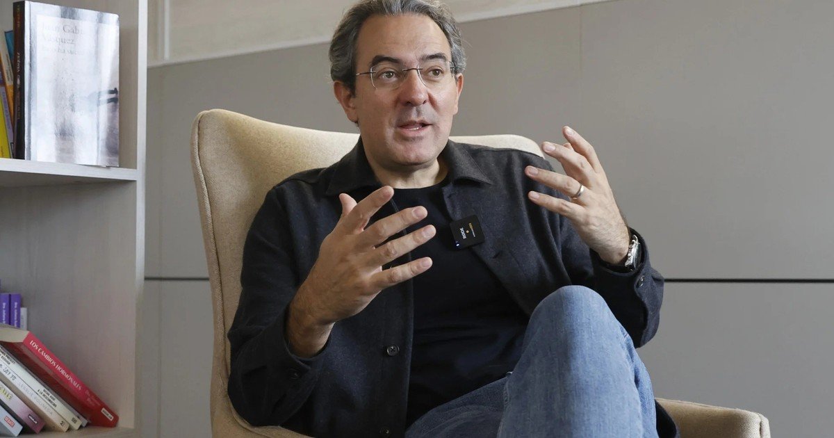 Juan Gabriel Vásquez denuncia el “envenenamiento del clima social”