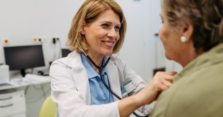 De chicos al pediatra y de grandes al geriatra: la especialidad poco "cool" pero muy necesaria después de los 65