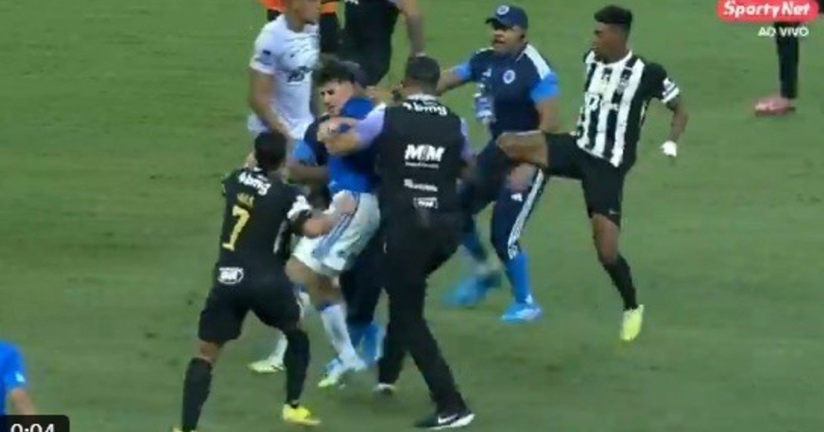 Batalla campal en la primera final de Eduardo Domínguez como DT de Atlético Mineiro: Hulk terminó a las piñas con un argentino