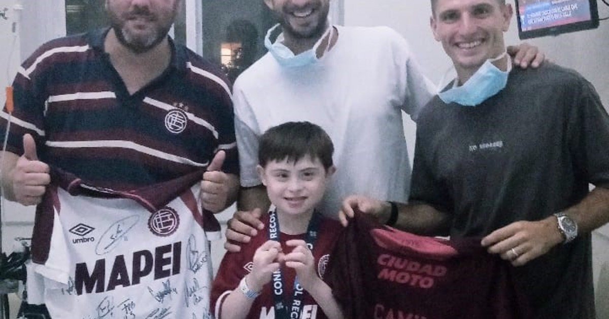 El gesto de los jugadores de Lanús con un nene que dio la vuelta olímpica en el hospital, contado en primera persona: "Fue algo impagable"