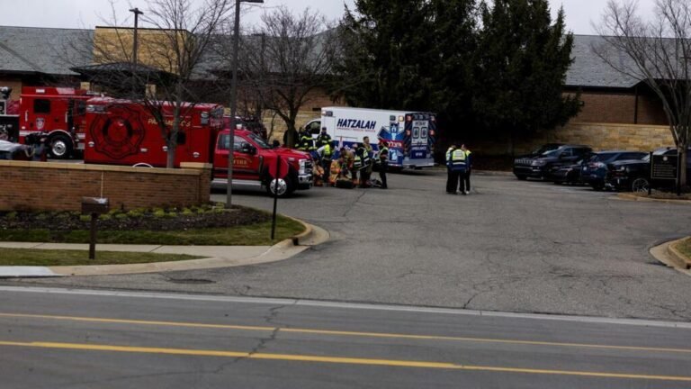 Estados Unidos: hombre muere en un tiroteo con la Policía tras impactar su auto contra una sinagoga