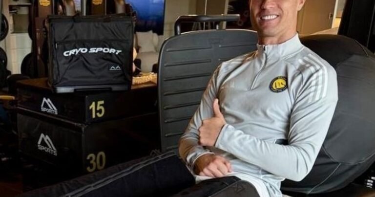 Cristiano Ronaldo se mostró sonriente y con una bota para tratar la lesión que sufrió con el Al-Nassr que pone en duda su participación en el Mundial