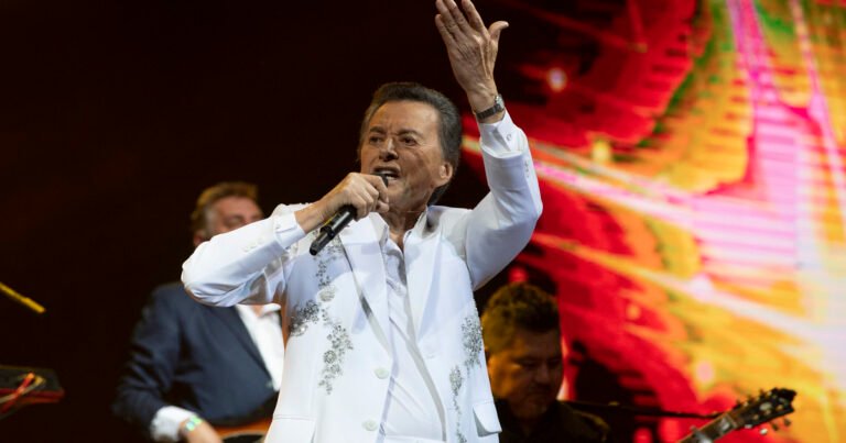 A los 85 años, las mil vidas de Palito Ortega: de ídolo pop a gobernador de Tucumán y "enfermero" de Charly García