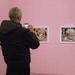 Llega a París la mirada ácida de Martin Parr: color, humor y crítica