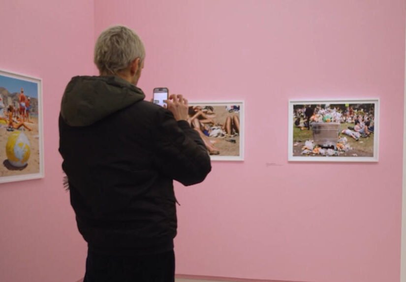 Llega a París la mirada ácida de Martin Parr: color, humor y crítica
