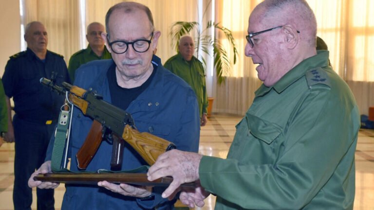Cuba entrega un fusil a Silvio Rodríguez en plena escalada con Estados Unidos