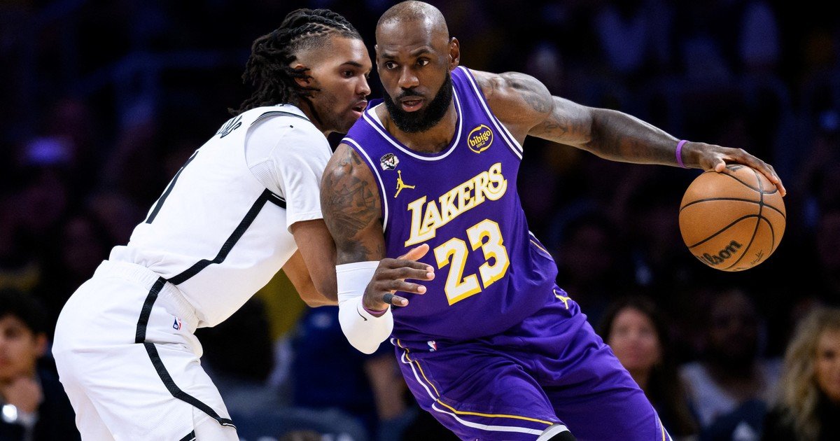 LeBron James hace más historia, ahora de la mano de Bronny: se convirtió en el primer padre que le da una asistencia a su hijo en la NBA