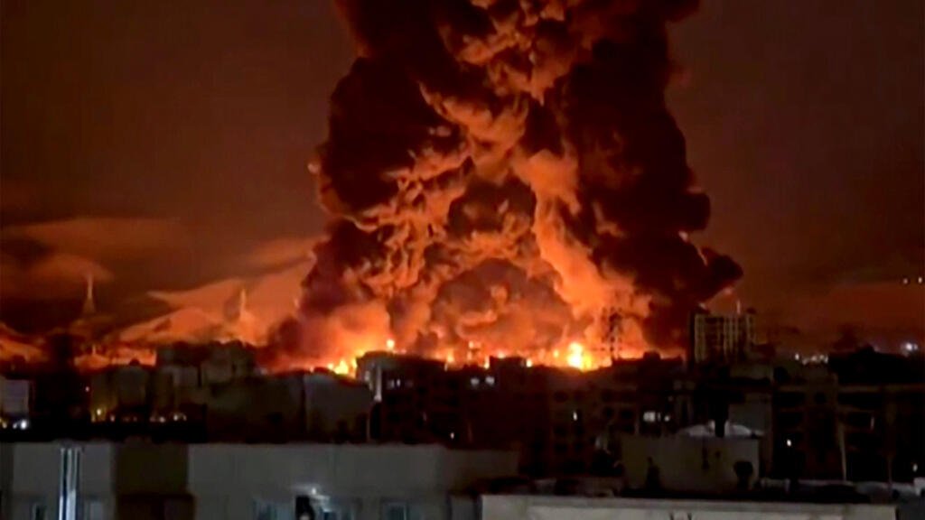 Humo negro sumió a Teherán en la oscuridad tras los ataques israelíes contra depósitos de petróleo