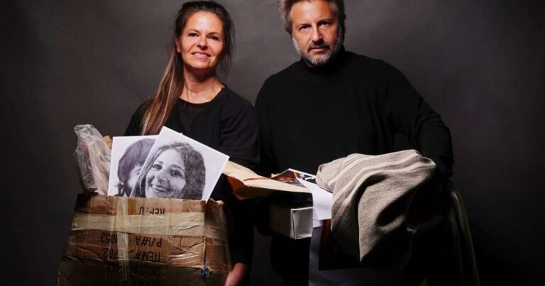 Dos hermanos y un libro-casa en el que recuperar la familia destruida por la dictadura