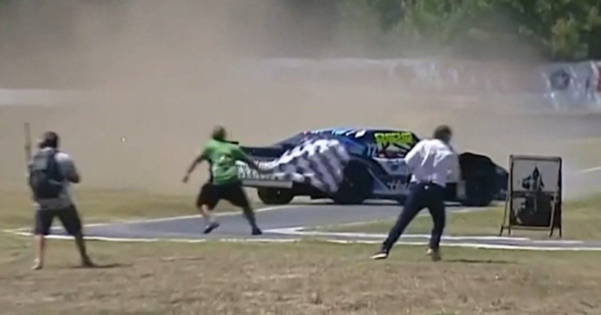 Milagro en la final del Procar 4000 en el autódromo de La Plata: un auto se despistó y tres personas corrieron para evitar ser atropelladas