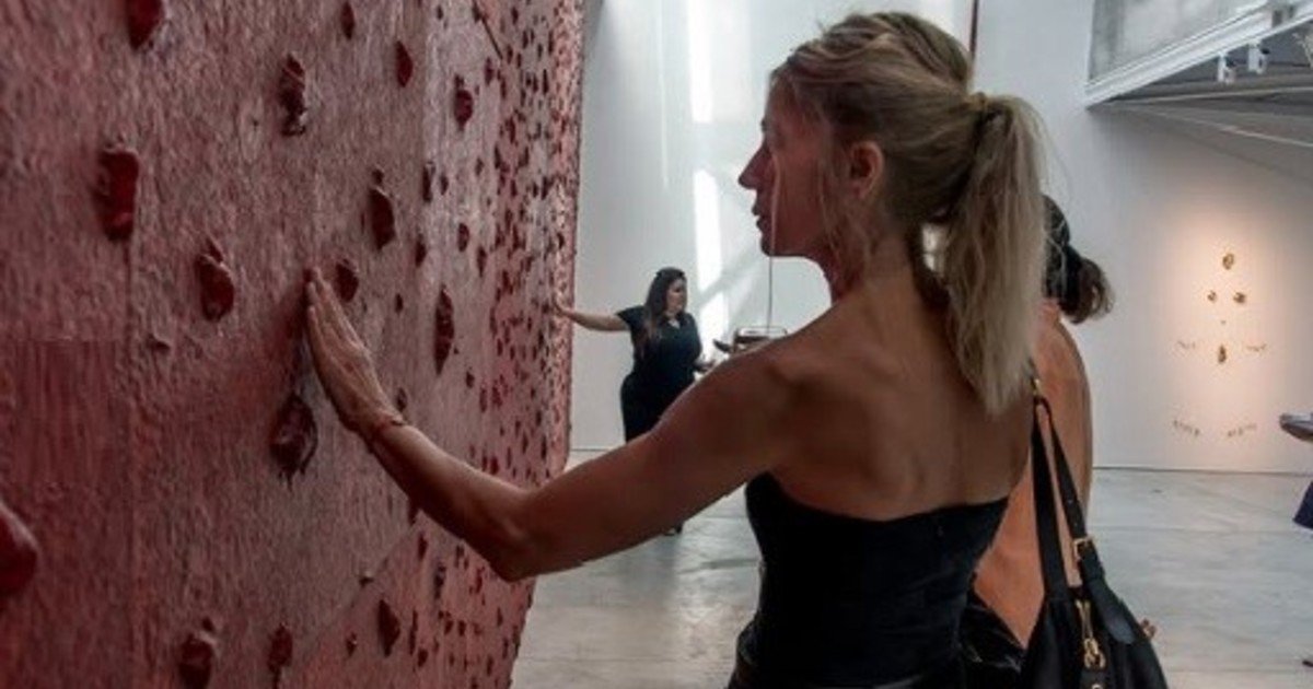 Esculturas, vulvifloras y un potente autorretrato, Paloma Mejía llega a la galería OdA