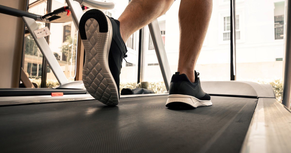 Rutina 12-3-30: ¿Es bueno caminar en pendiente para tu estado físico?