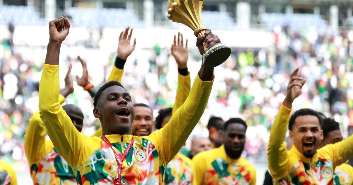 Senegal se paró de manos y paseó ante sus hinchas en París el trofeo de la Copa Africana de Naciones que le quieren sacar