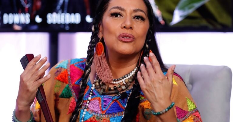 Lila Downs celebra el Día Internacional de la Mujer con canción nueva, orgullosa de la presidenta de México y pidiendo que no se romantice al narcotráfico