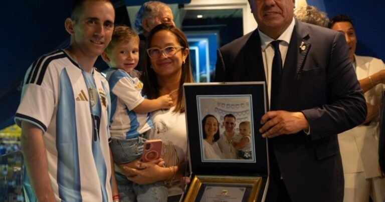 Chiqui Tapia le entregó una camiseta y una plaqueta a Nahuel Gallo en el entretiempo del amistoso de la Selección Argentina