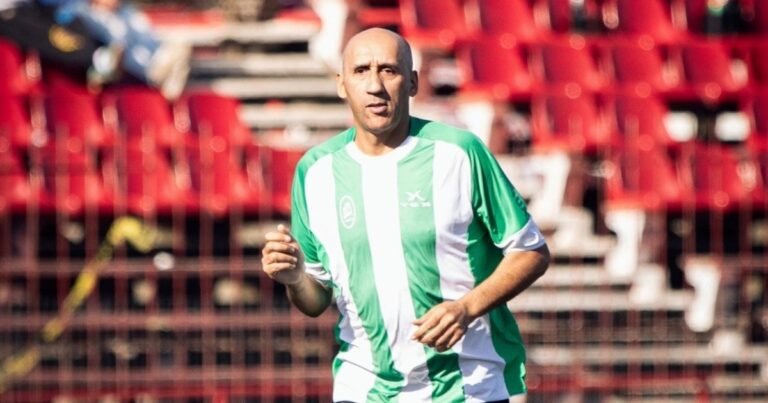 A la mañana limpia vidrios a 80 metros de altura y los fines de semana es futbolista: la historia de Vitamina Silva, el uruguayo que sigue jugando a los 54 años