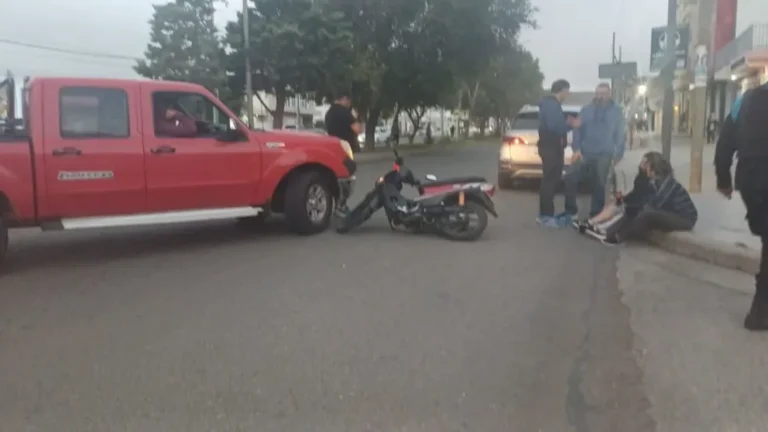 Embistió a una moto al cruzar por avenida Kennedy y una mujer sufrió lesiones menores