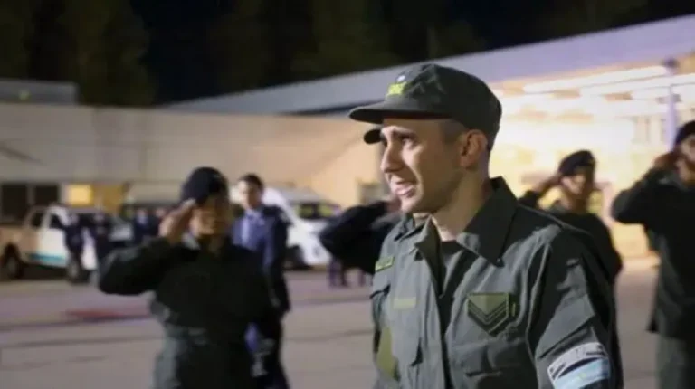 Nahuel Gallo participó del izamiento de la bandera en el Edificio Centinela