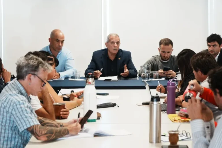 Chubut: El Gobierno cerró acuerdos salariales con docentes y viales