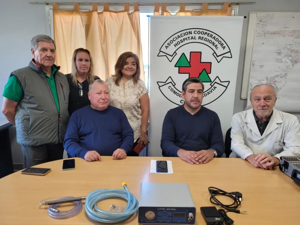 La Cooperadora del Hospital Regional donó un litotriptor neumático para el Servicio de Urología