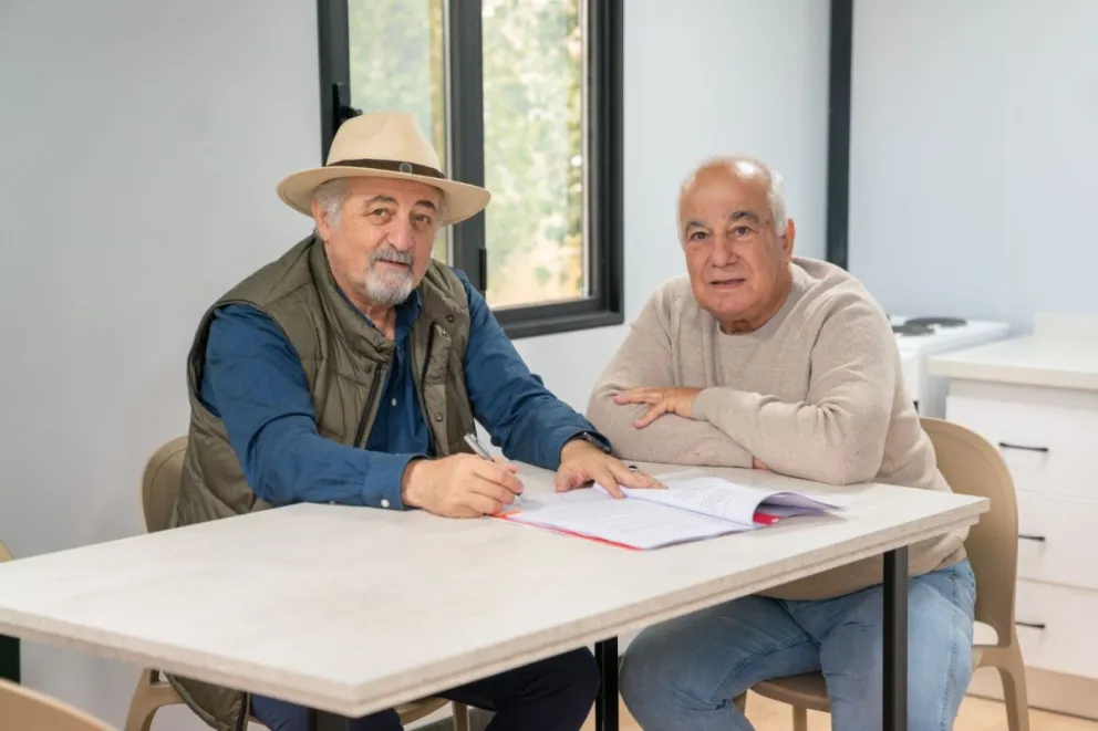 Othar firmó el contrato para la compra de 50 viviendas para los damnificados por la catástrofe del Cerro Hermitte