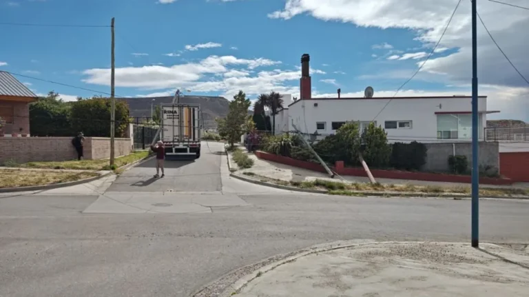 Un camión enganchó cables en barrio Moreno y tiró varios postes