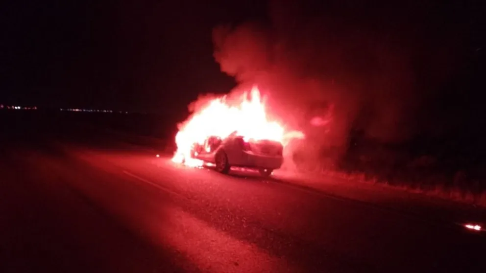 Un auto se incendió en el acceso norte de Trelew