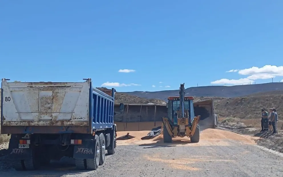 Comodoro: se desprendió el acoplado de un camión y volcó